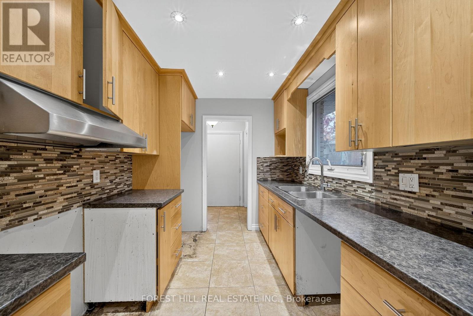 233 Rose Street, Barrie (Wellington), Ontario  L4M 2V3 - Photo 8 - S12484618