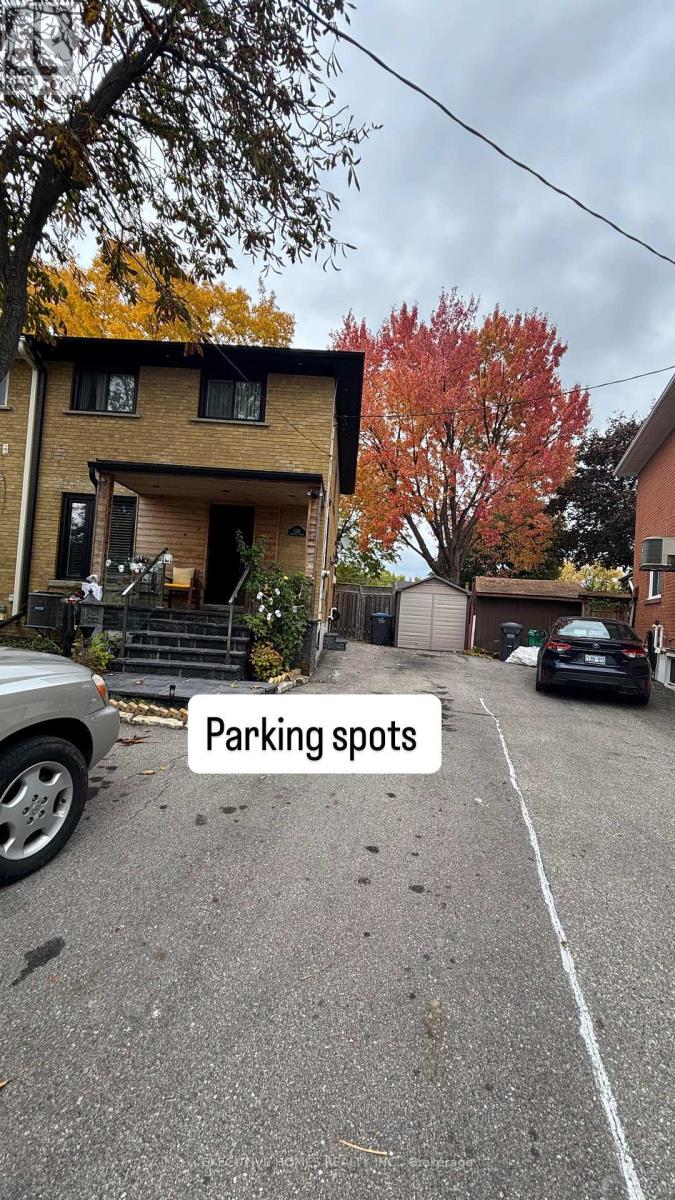 1341 Freeport Drive, Mississauga, Ontario  L5C 1S5 - Photo 2 - W12484639