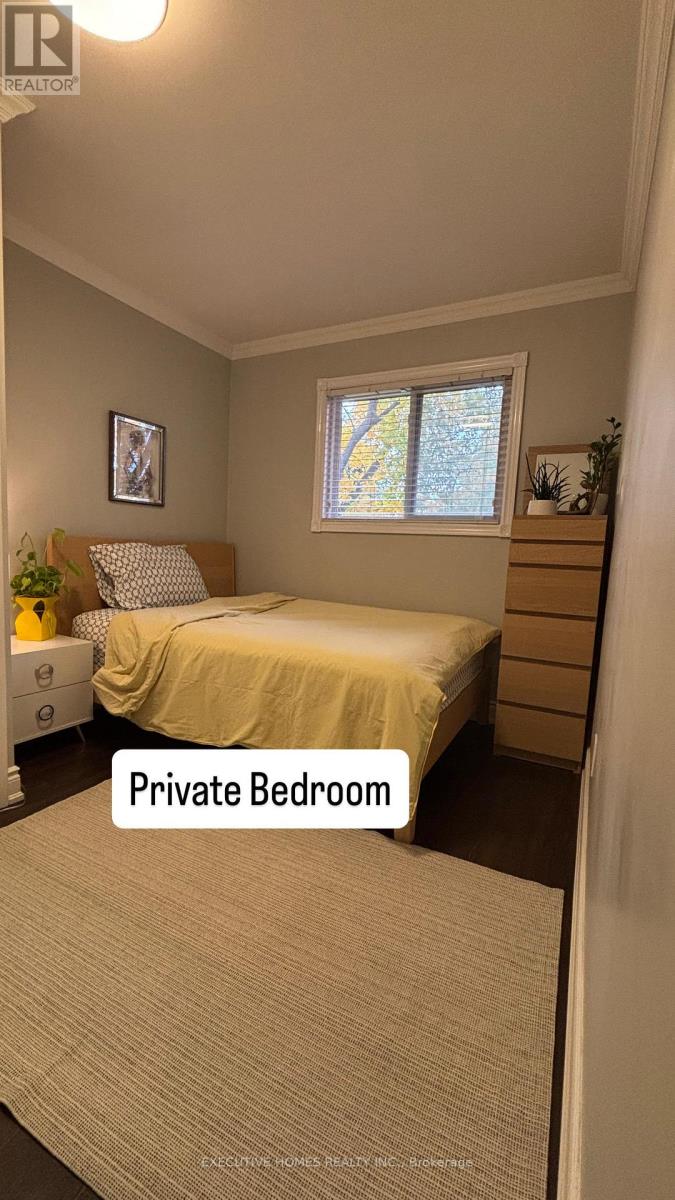 1341 Freeport Drive, Mississauga, Ontario  L5C 1S5 - Photo 4 - W12484639