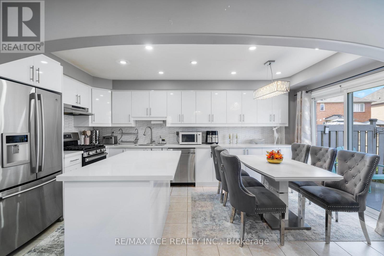 22 Apple Valley Way, Brampton, Ontario  L6P 0W4 - Photo 8 - W12484640