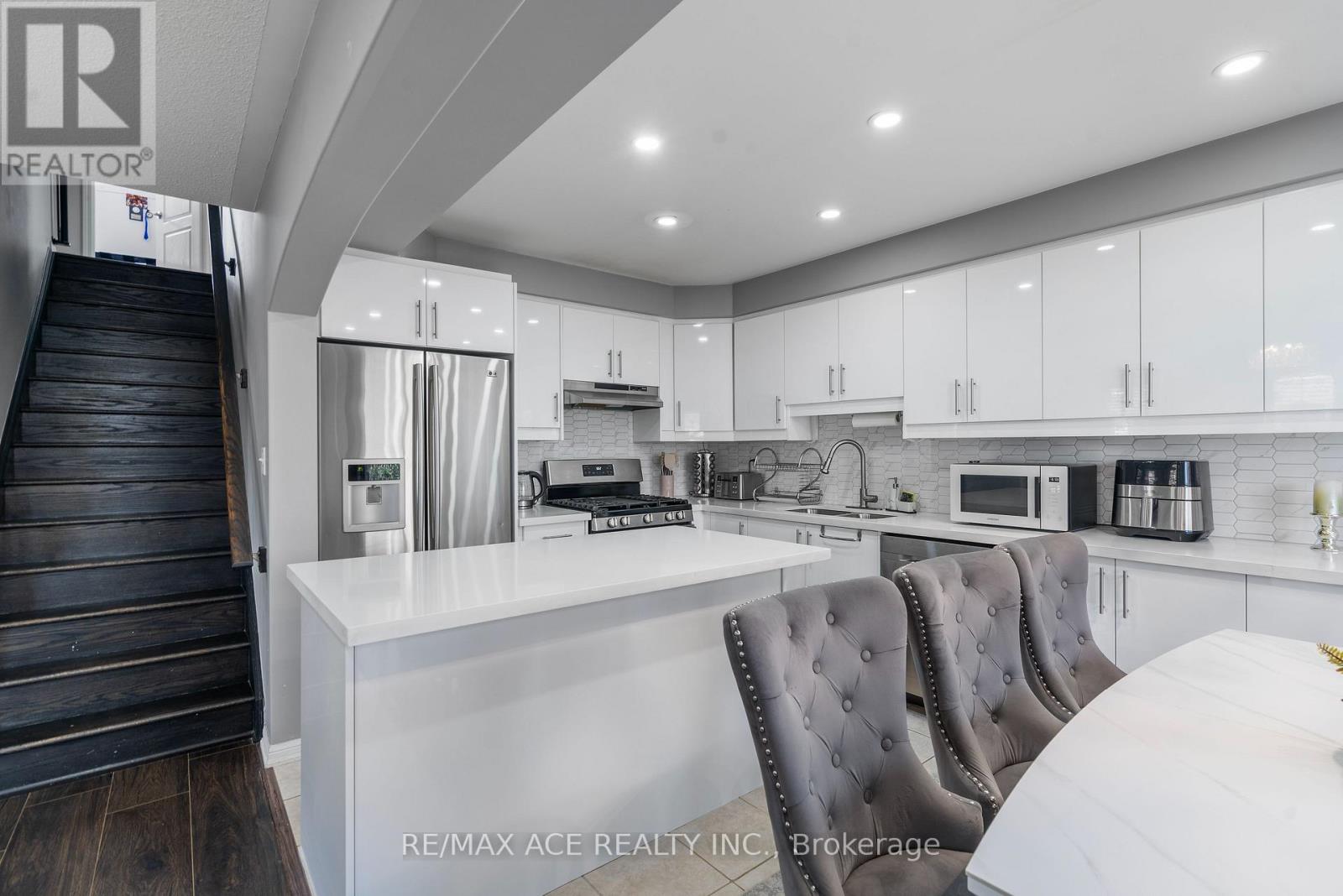 22 Apple Valley Way, Brampton, Ontario  L6P 0W4 - Photo 9 - W12484640