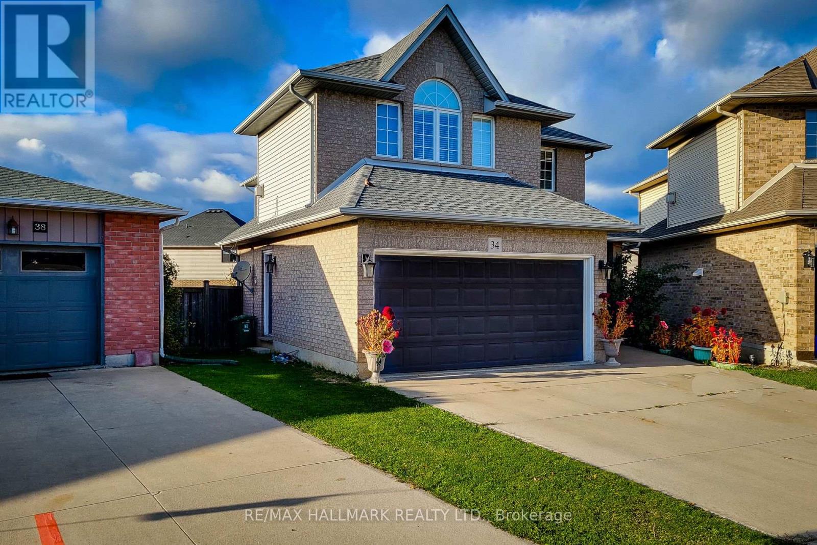 34 Marilyn Court, Hamilton, Ontario  L9B 2T5 - Photo 2 - X12484616