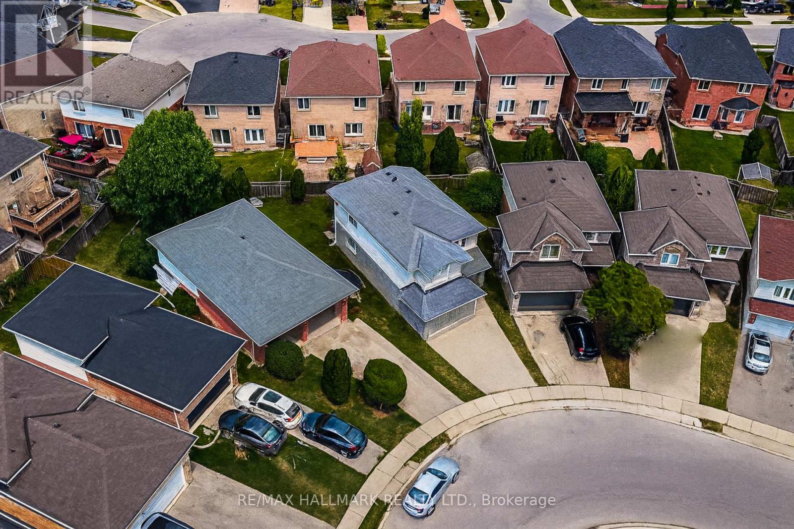 34 Marilyn Court, Hamilton, Ontario  L9B 2T5 - Photo 3 - X12484616