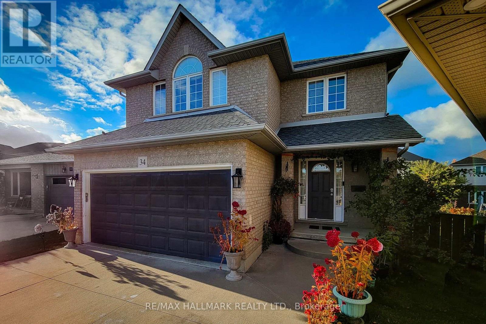 34 Marilyn Court, Hamilton, Ontario  L9B 2T5 - Photo 4 - X12484616