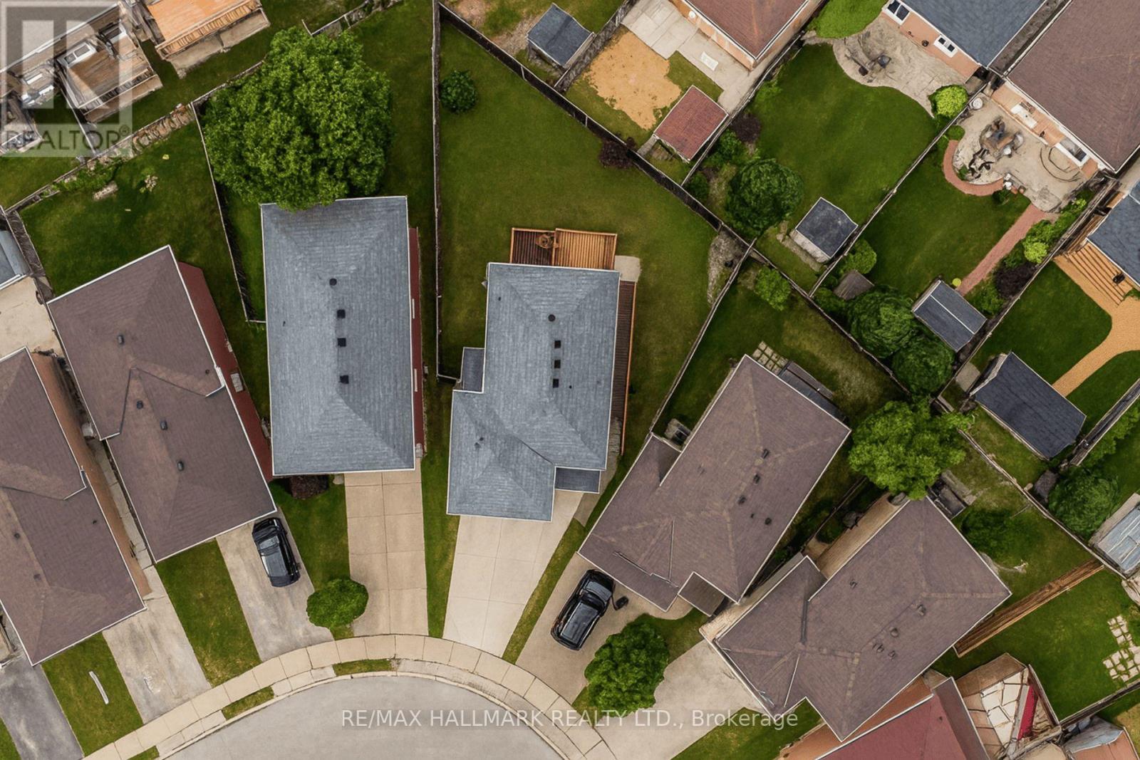 34 Marilyn Court, Hamilton, Ontario  L9B 2T5 - Photo 5 - X12484616