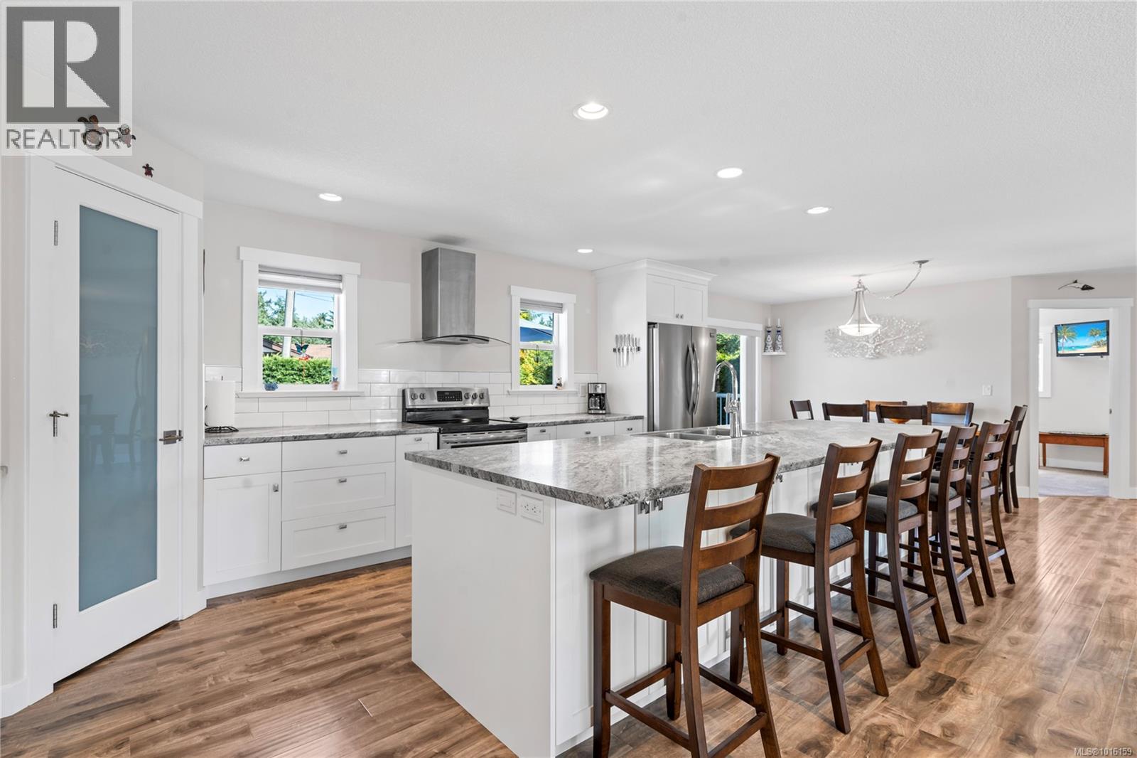 911 Poplar Way, Hilliers, British Columbia  V9K 1V8 - Photo 3 - 1016159