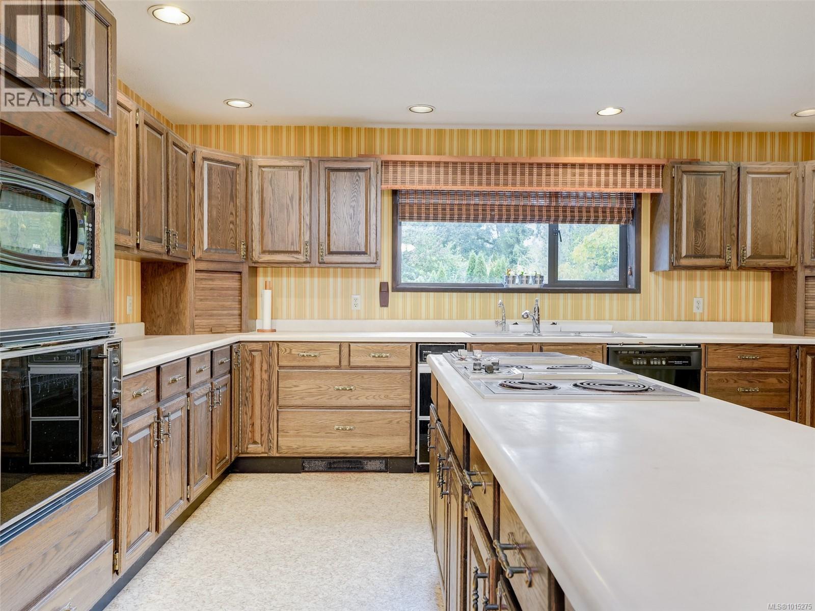 970 Ambassador Ave, Saanich, British Columbia  V8X 3N2 - Photo 11 - 1015275