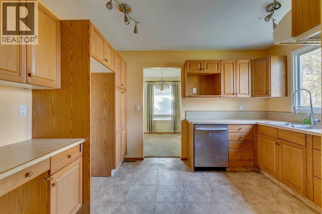 1204 Lake Sylvan Drive Se, Calgary, Alberta  T2J 3C8 - Photo 5 - A2262647