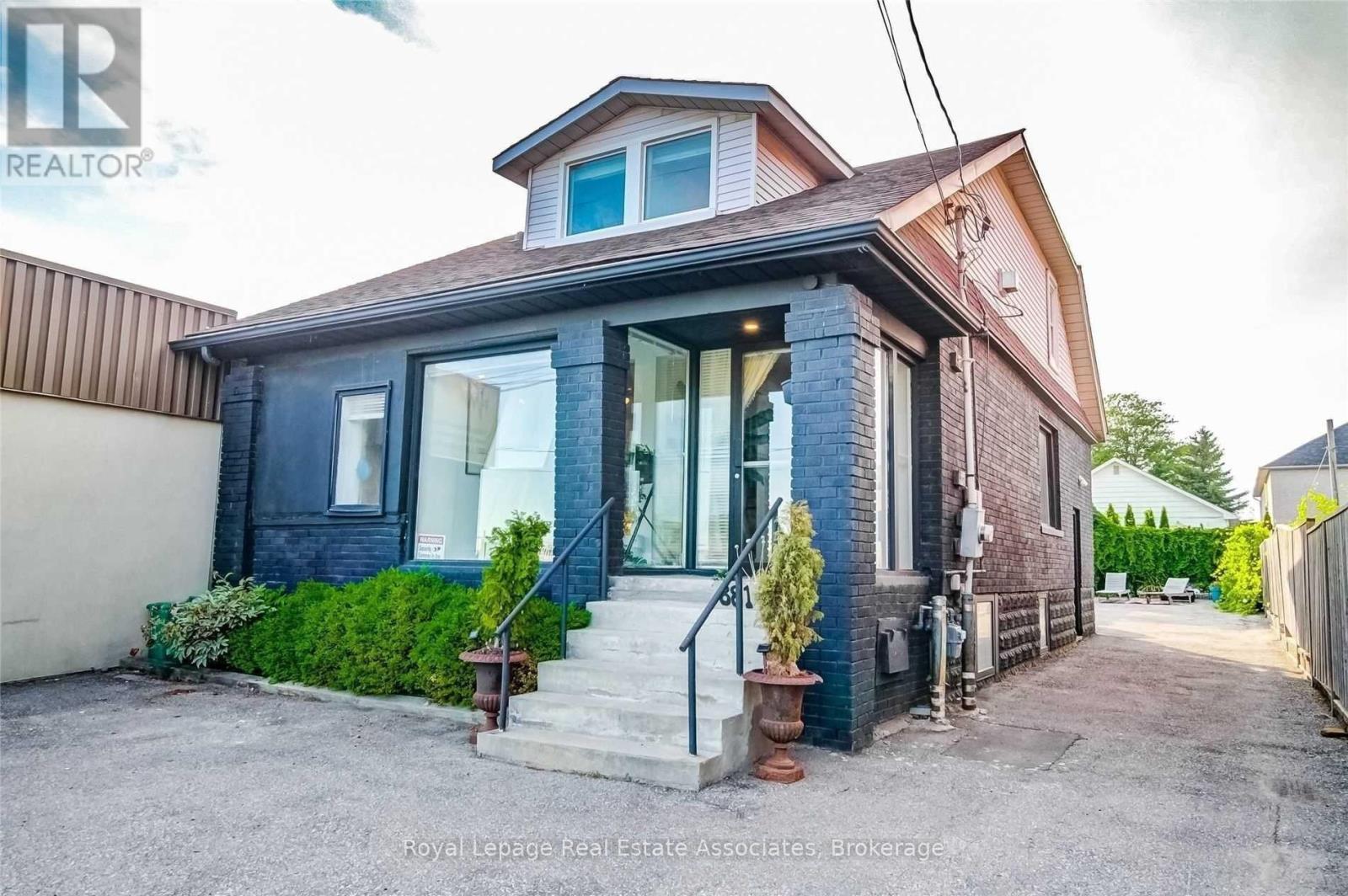 881 Lakeshore Road E, Mississauga, Ontario  L5E 1E2 - Photo 2 - W12484674