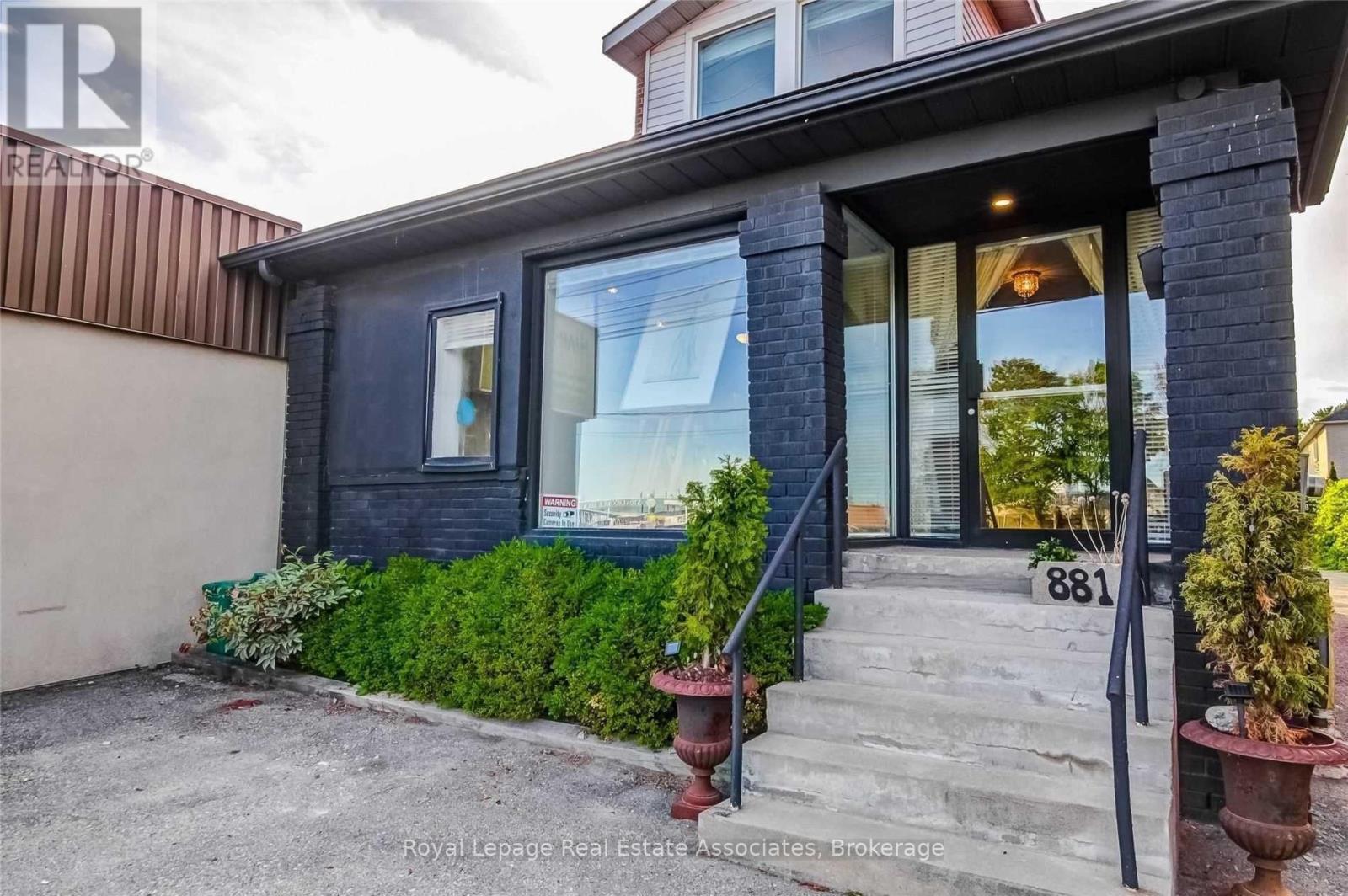 881 Lakeshore Road E, Mississauga, Ontario  L5E 1E2 - Photo 3 - W12484674