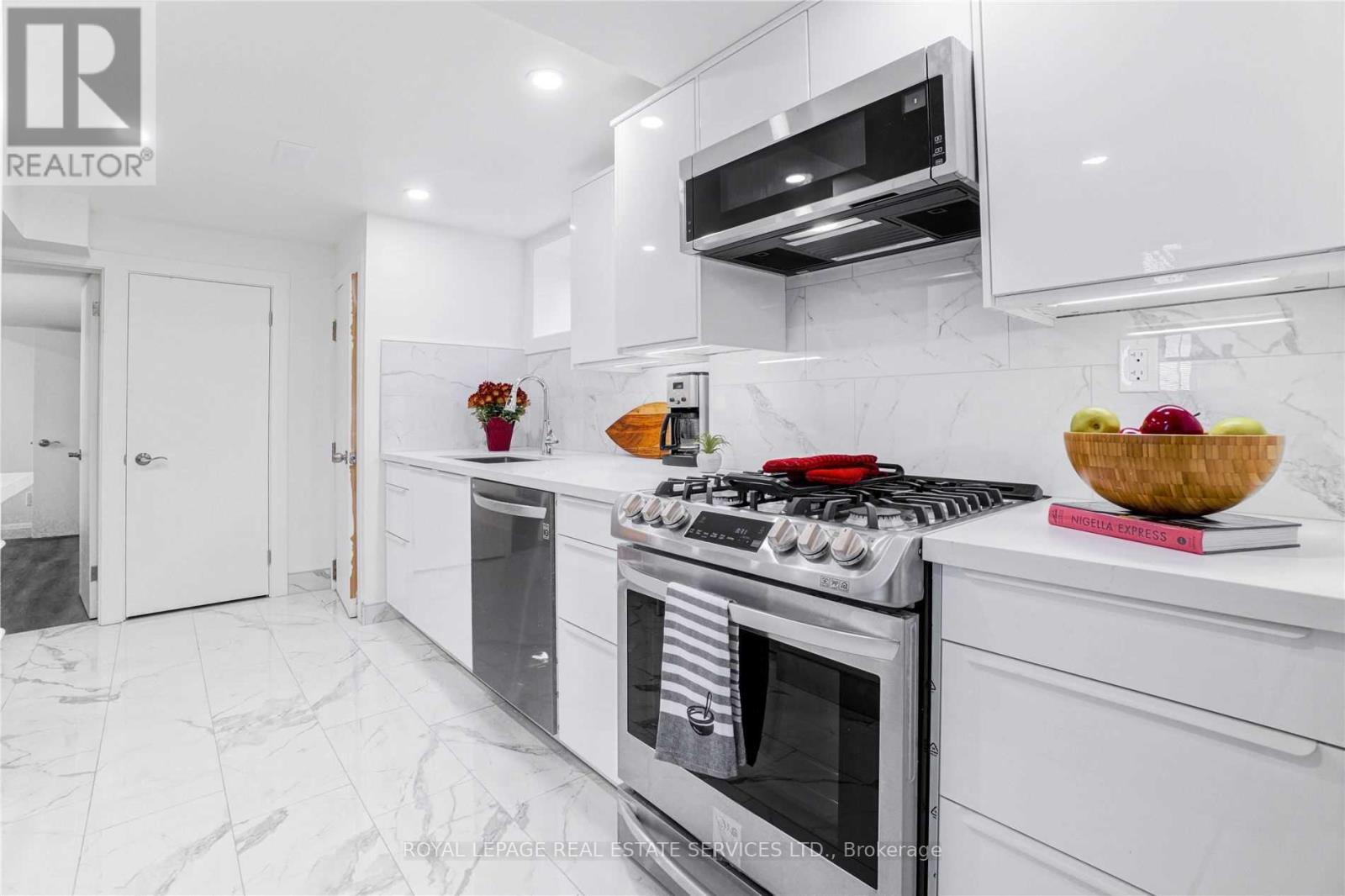 Lower - 117 St Johns Road, Toronto, Ontario  M6P 1V1 - Photo 12 - W12483571