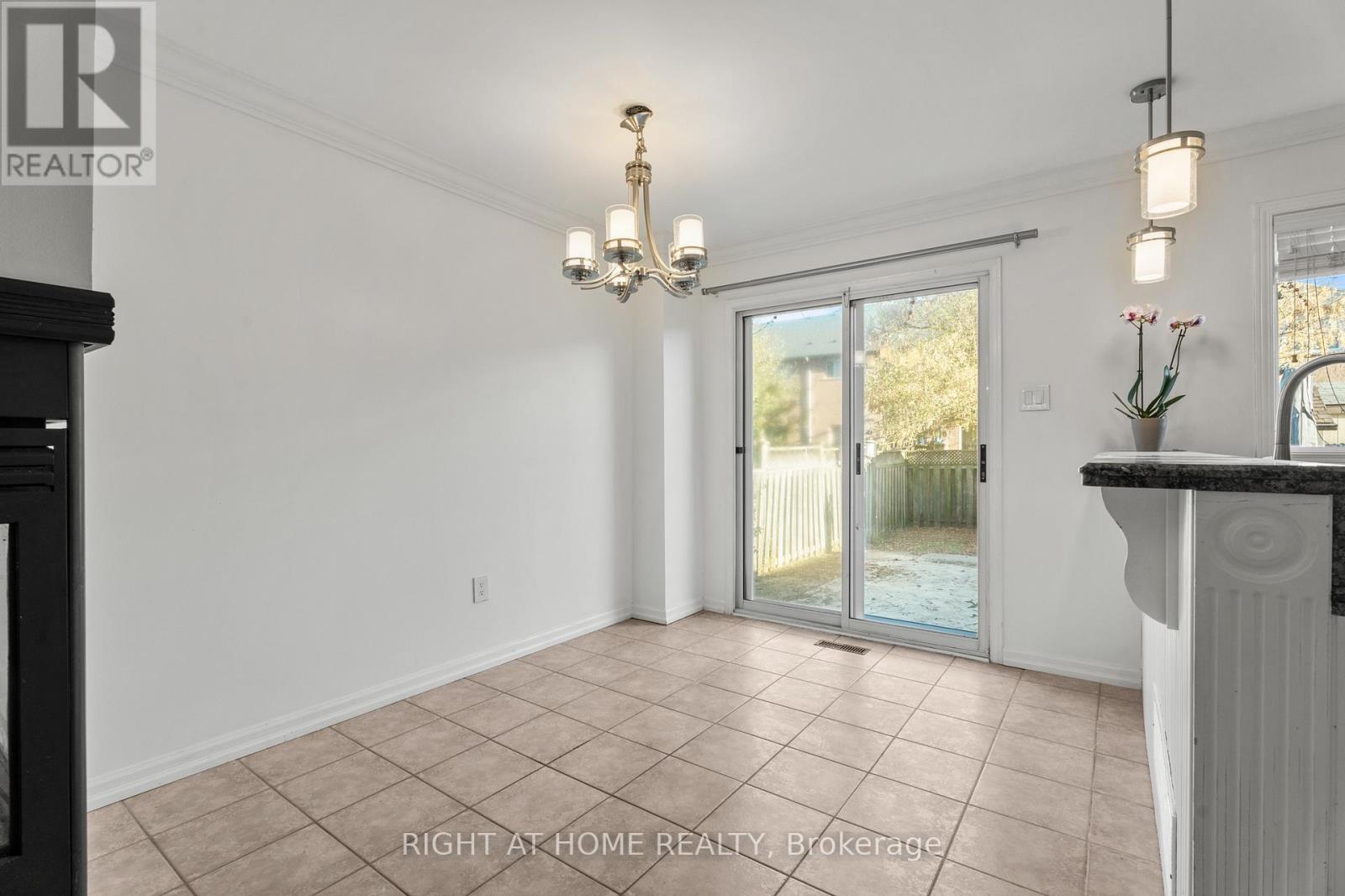 5114 Falconcrest Drive, Burlington, Ontario  L7L 6K5 - Photo 12 - W12484704