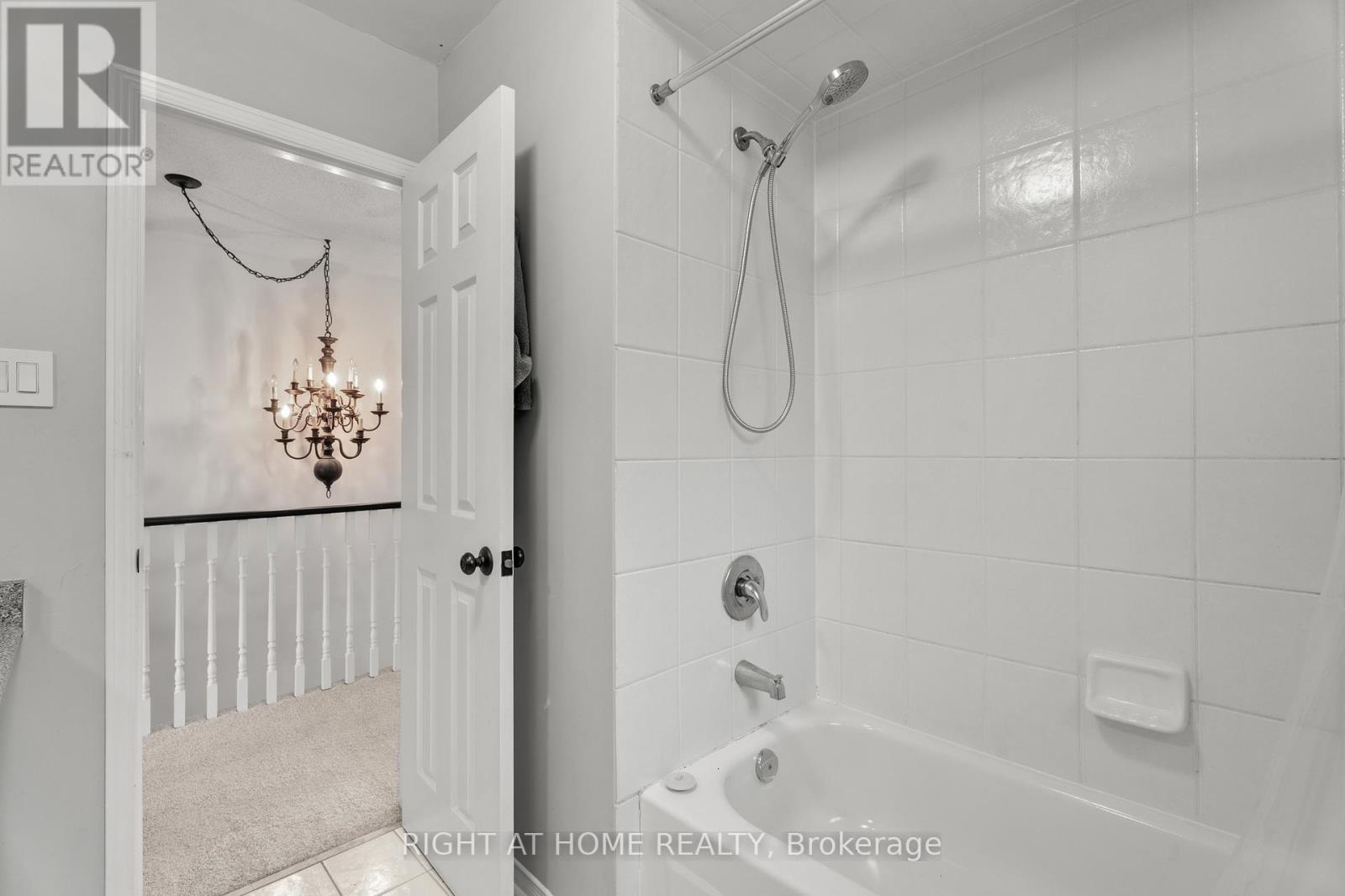 5114 Falconcrest Drive, Burlington, Ontario  L7L 6K5 - Photo 23 - W12484704