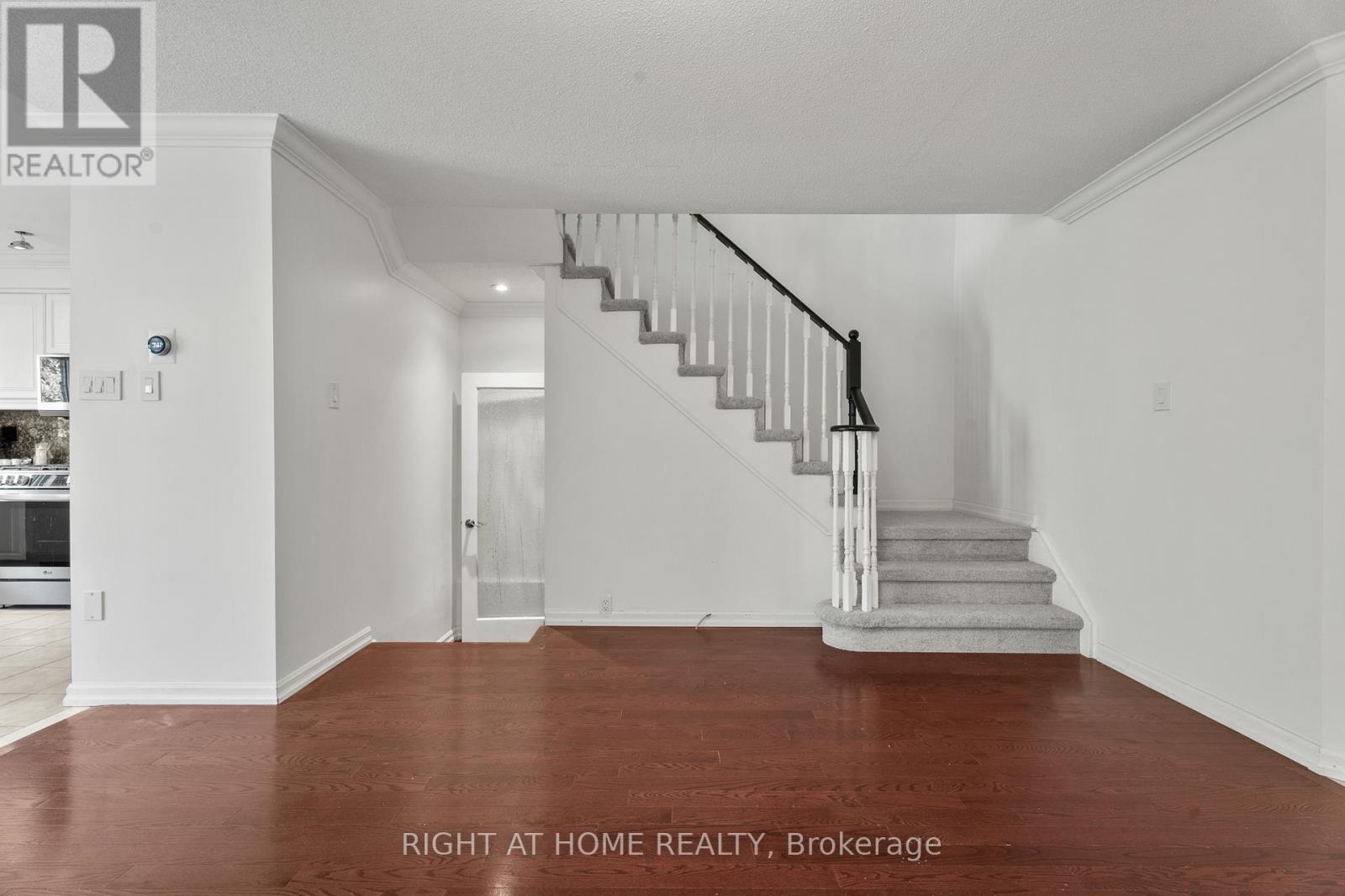 5114 Falconcrest Drive, Burlington, Ontario  L7L 6K5 - Photo 7 - W12484704