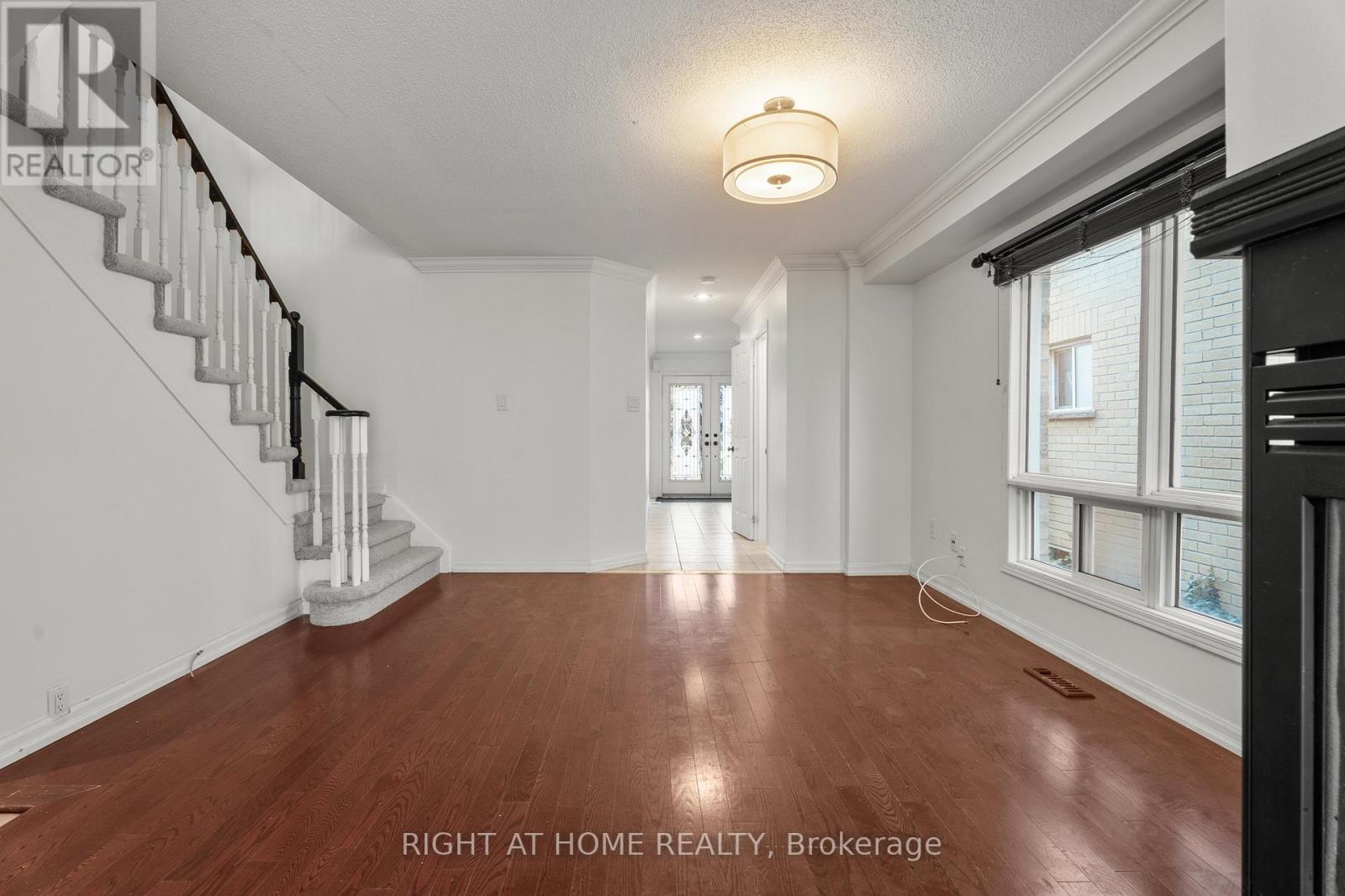 5114 Falconcrest Drive, Burlington, Ontario  L7L 6K5 - Photo 8 - W12484704