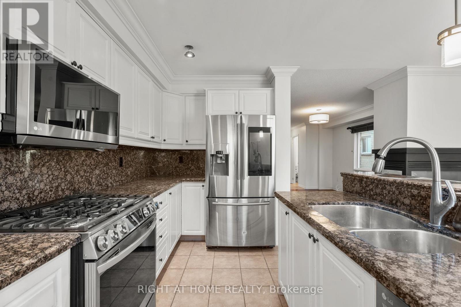 5114 Falconcrest Drive, Burlington, Ontario  L7L 6K5 - Photo 9 - W12484704