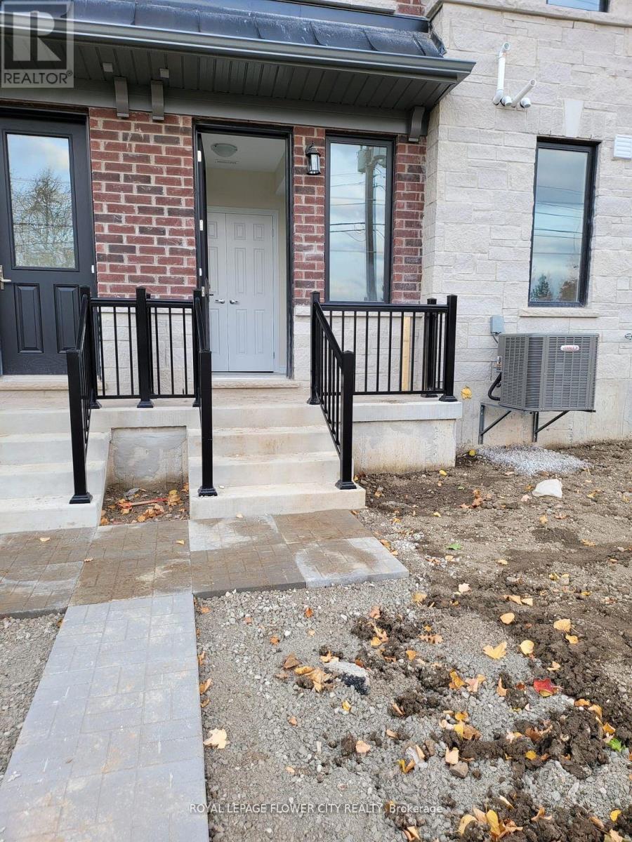 1445 National Common, Burlington, Ontario  L7P 3W5 - Photo 2 - W12484723