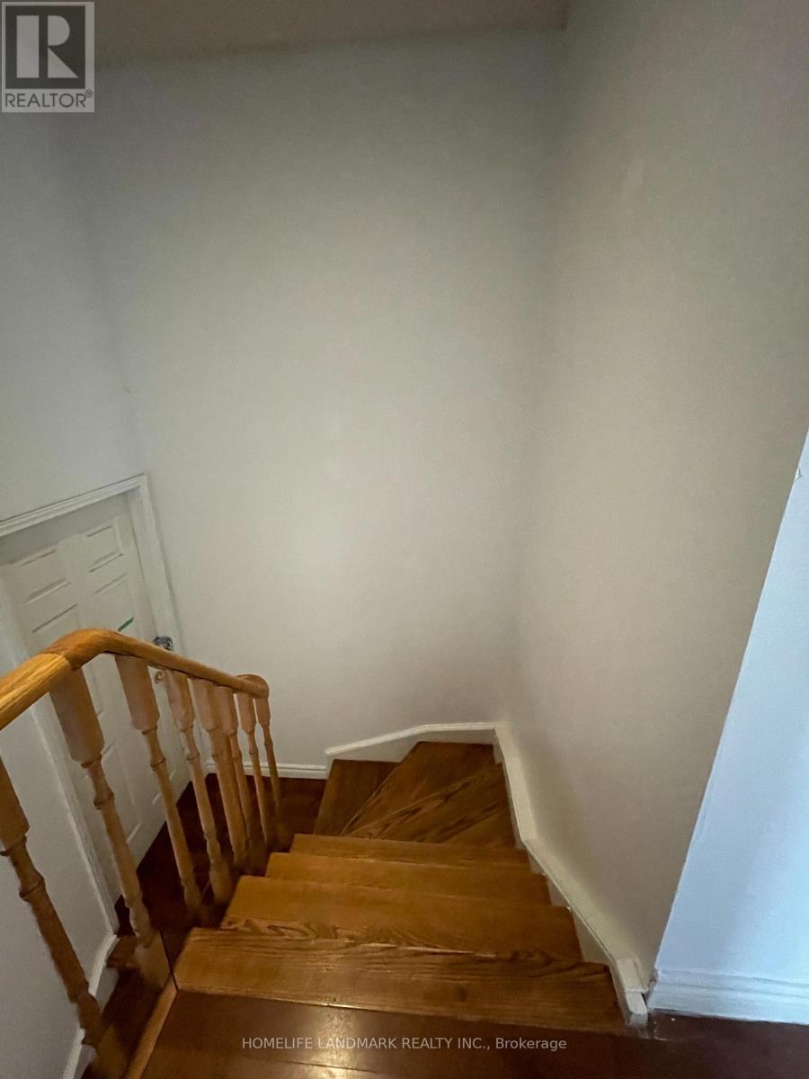 1016 Lucerne Crescent, Mississauga, Ontario  L5C 3Y6 - Photo 11 - W12483123