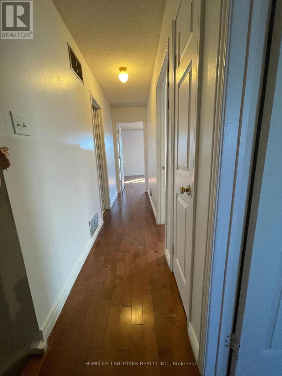 1016 Lucerne Crescent, Mississauga, Ontario  L5C 3Y6 - Photo 12 - W12483123