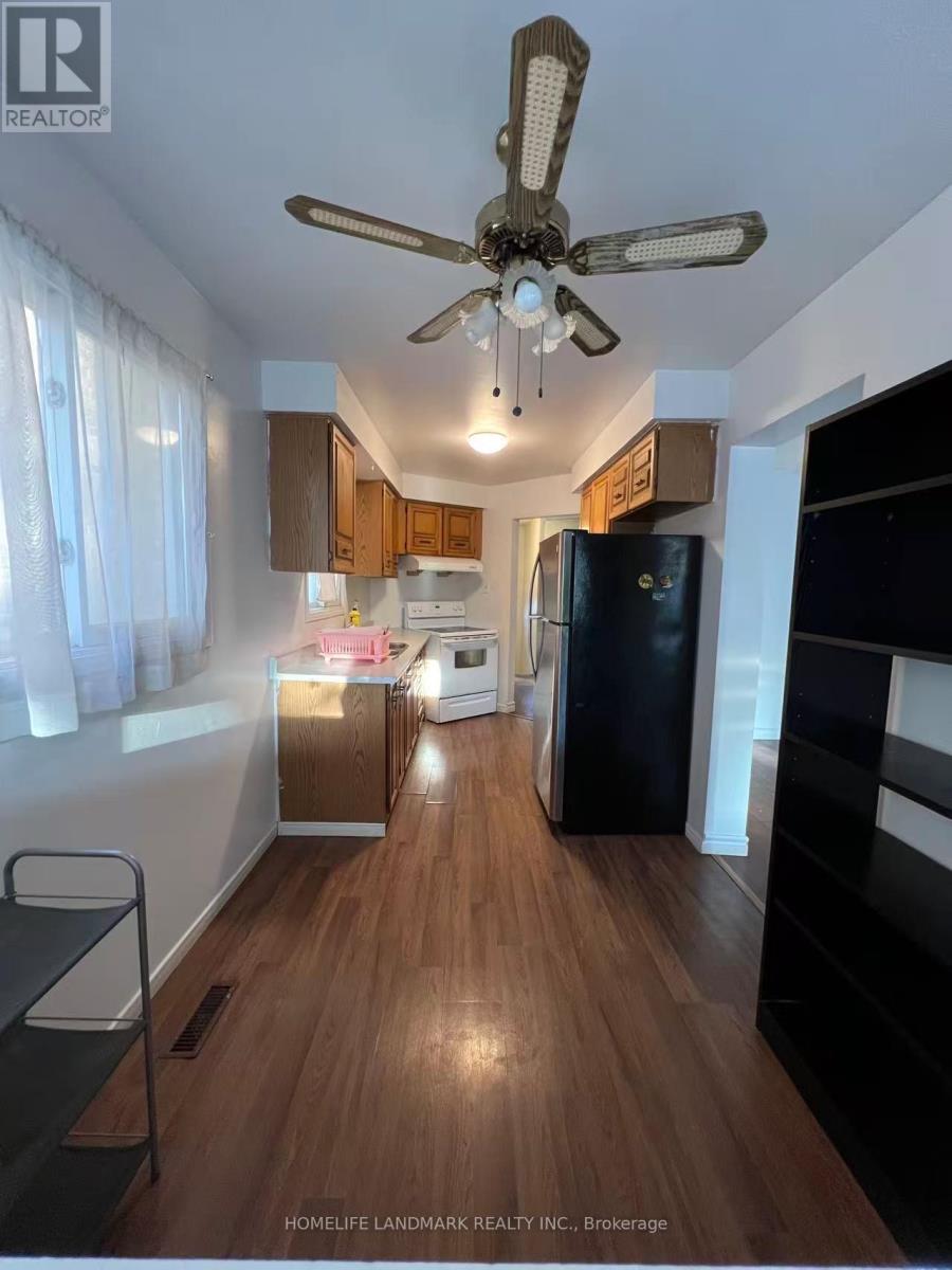 1016 Lucerne Crescent, Mississauga, Ontario  L5C 3Y6 - Photo 8 - W12483123