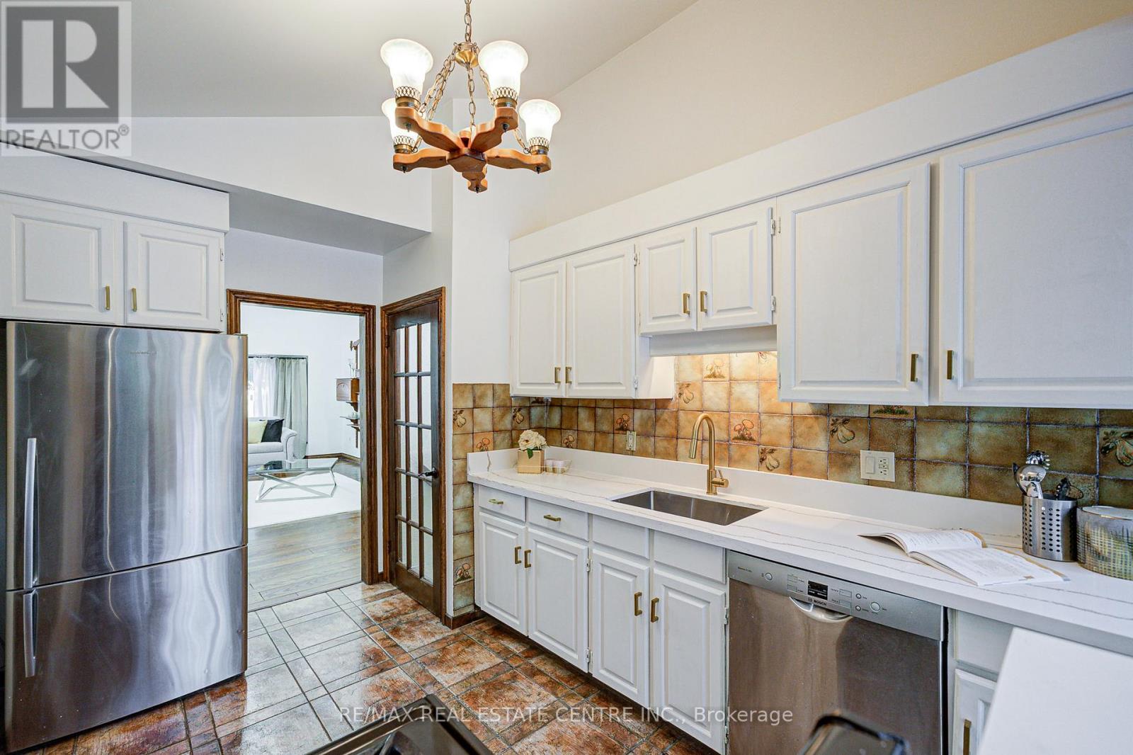 130 Cornwall Road, Brampton, Ontario  L6W 1P3 - Photo 4 - W12484748