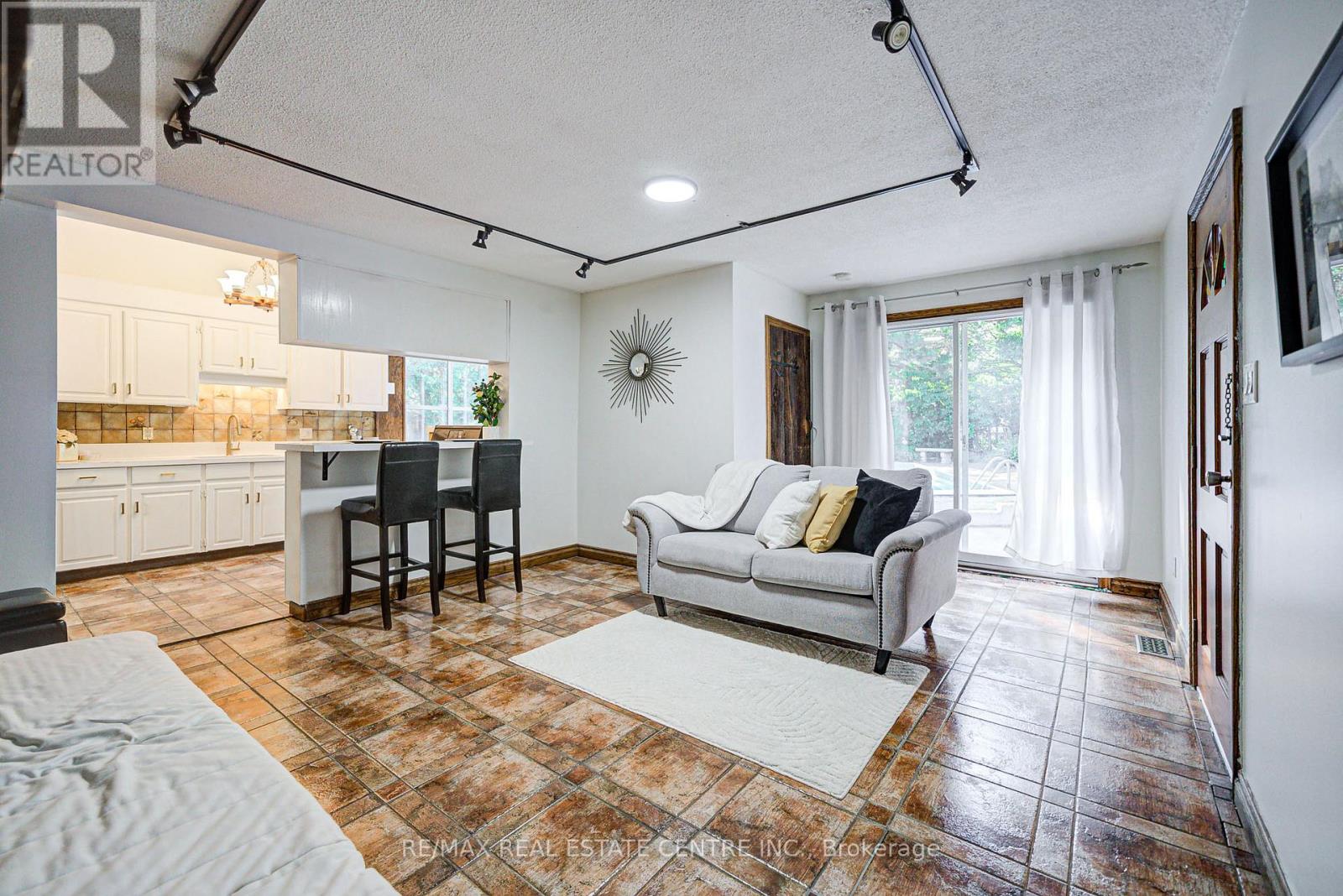 130 Cornwall Road, Brampton, Ontario  L6W 1P3 - Photo 7 - W12484748