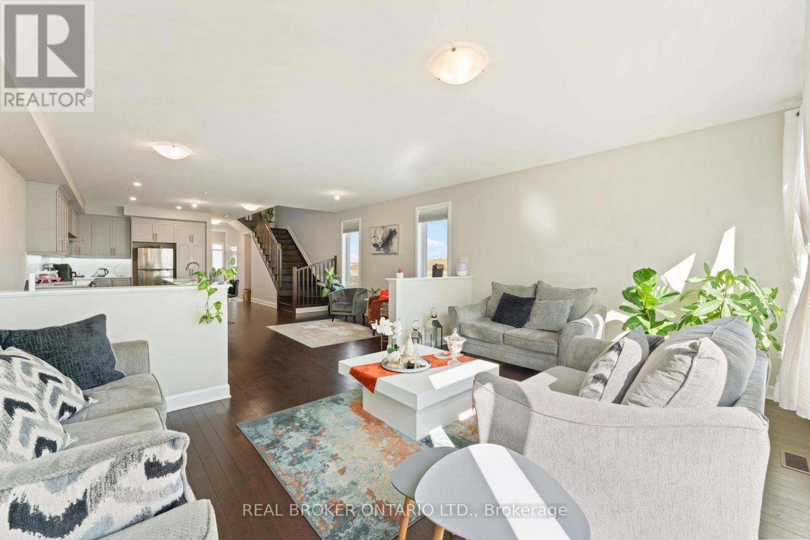 675 Taliesin Crescent, Ottawa, Ontario  K2S 2W5 - Photo 4 - X12484780