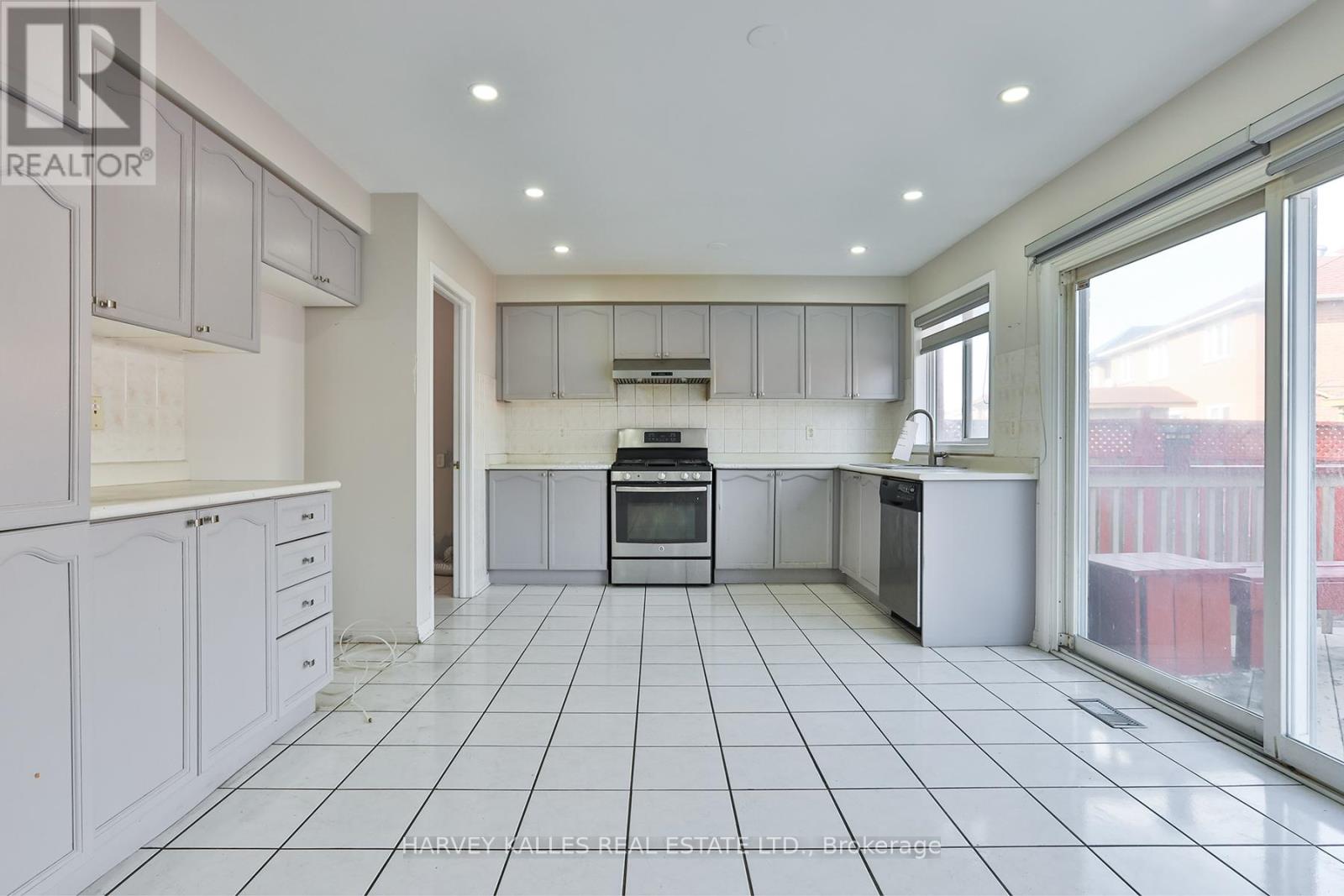 24 Upshall Drive, Brampton (Vales Of Castlemore), Ontario  L6P 1E1 - Photo 17 - W12482178