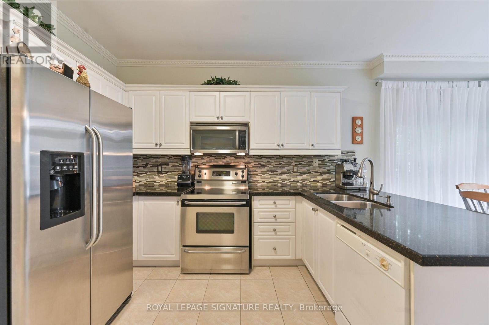 3485 Mcdowell Drive, Mississauga, Ontario  L5M 6R6 - Photo 4 - W12484764