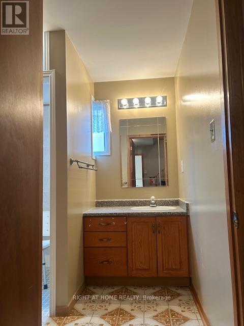 224 Macedonia Crescent, Mississauga, Ontario  L5B 3R8 - Photo 12 - W12484766