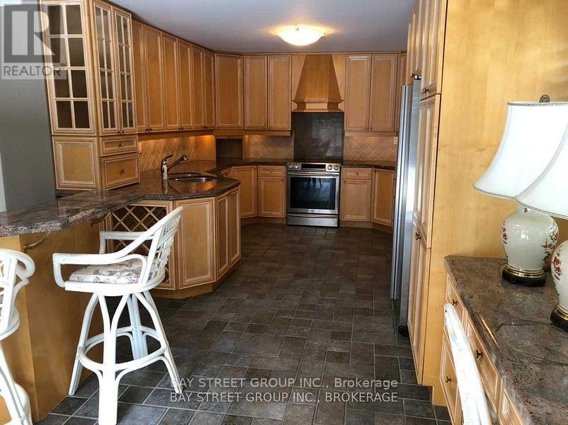 1523 Duncan Road, Oakville, Ontario  L6J 2R5 - Photo 5 - W12484774