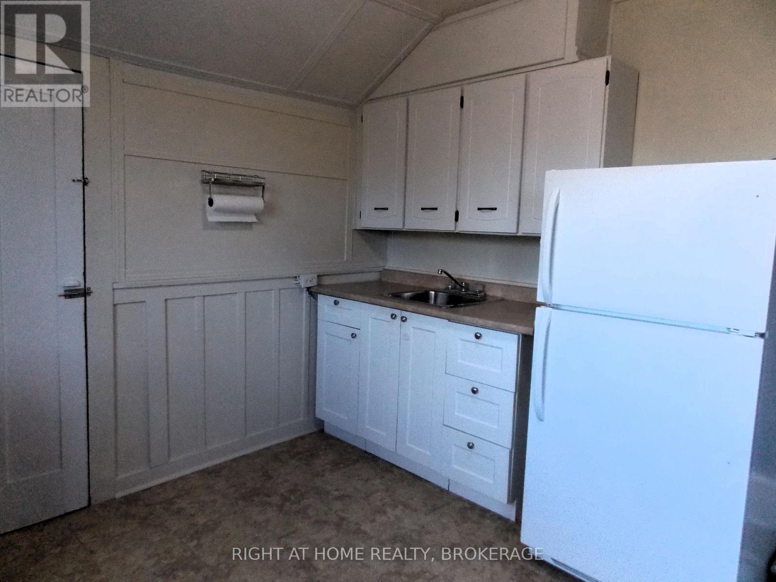 171 Queenston Street, St. Catharines, Ontario  L2R 3A2 - Photo 7 - X12484824