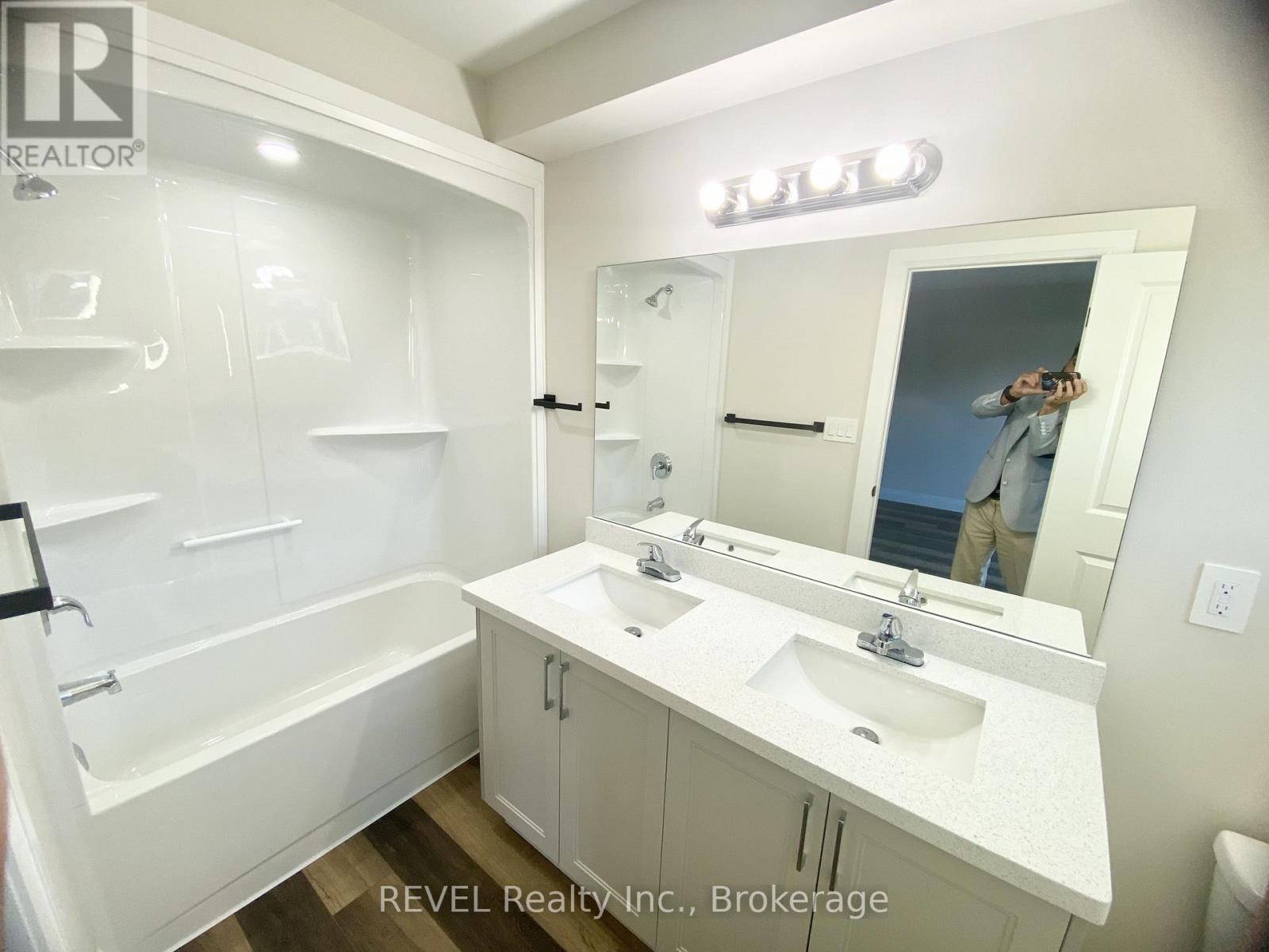 38 Warren Trail Drive, Welland, Ontario  L3B 0N8 - Photo 8 - X12484828