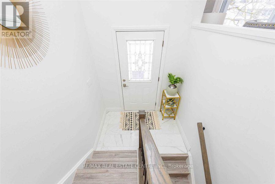 582 Elliott Crescent, Milton, Ontario  L9T 3G4 - Photo 2 - W12484812