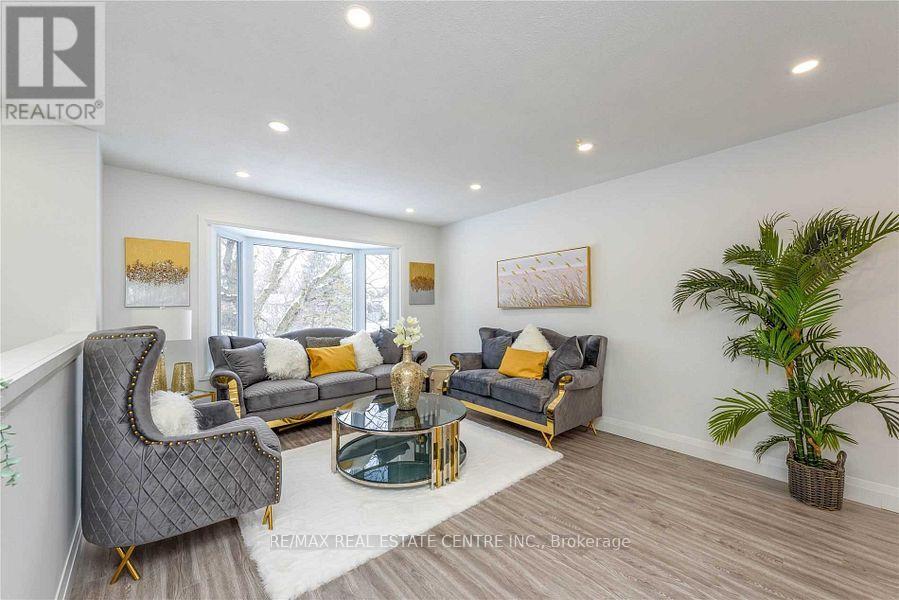 582 Elliott Crescent, Milton, Ontario  L9T 3G4 - Photo 4 - W12484812