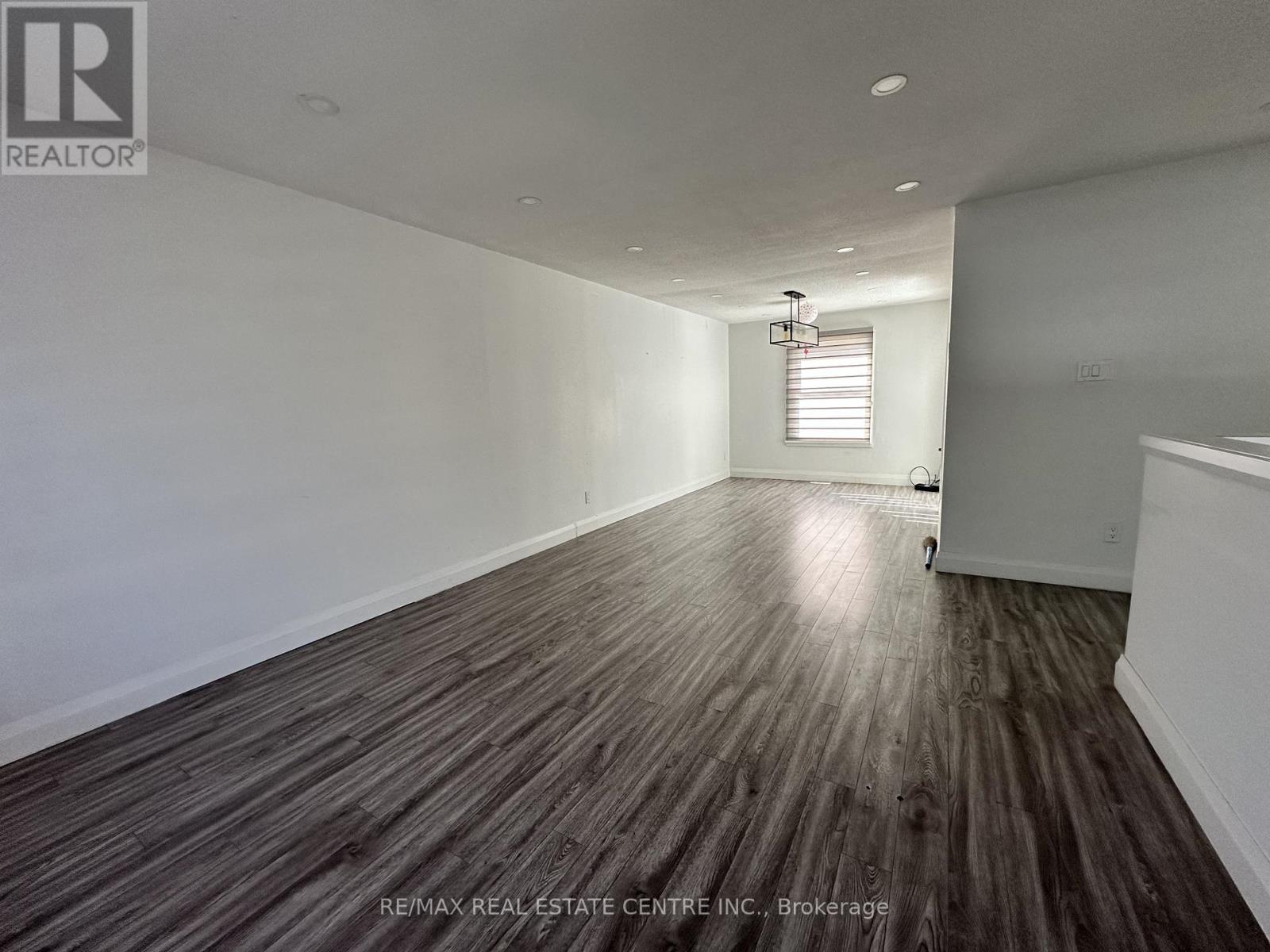 582 Elliott Crescent, Milton, Ontario  L9T 3G4 - Photo 5 - W12484812