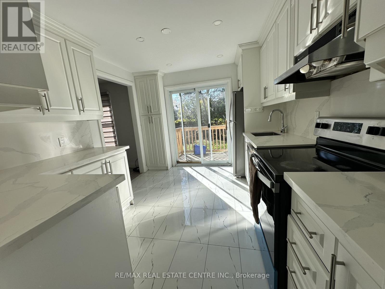582 Elliott Crescent, Milton, Ontario  L9T 3G4 - Photo 8 - W12484812