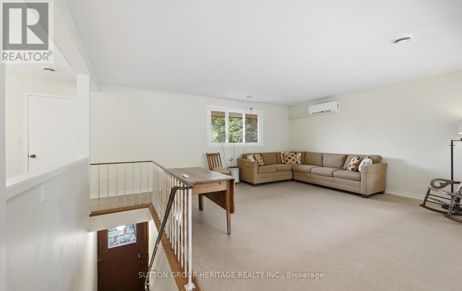 253 Fairlawn Court, Oshawa, Ontario  L1J 4R1 - Photo 4 - E12483099