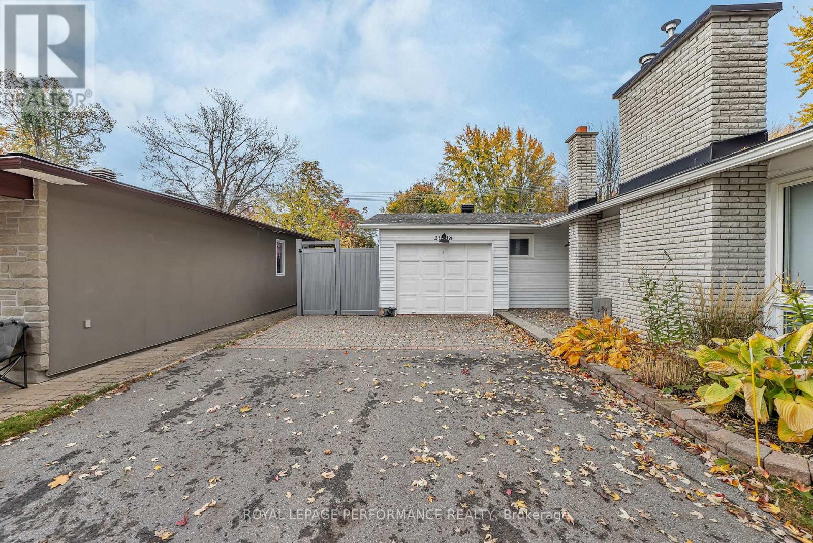 2018 Quincy Avenue, Ottawa, Ontario  K1J 6B3 - Photo 2 - X12484858