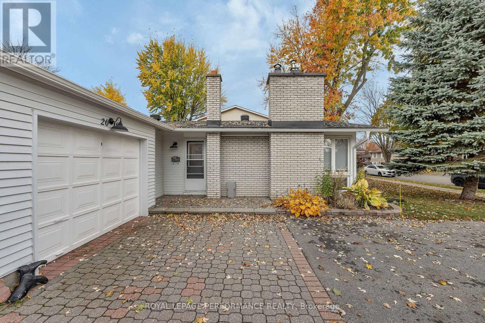 2018 Quincy Avenue, Ottawa, Ontario  K1J 6B3 - Photo 3 - X12484858