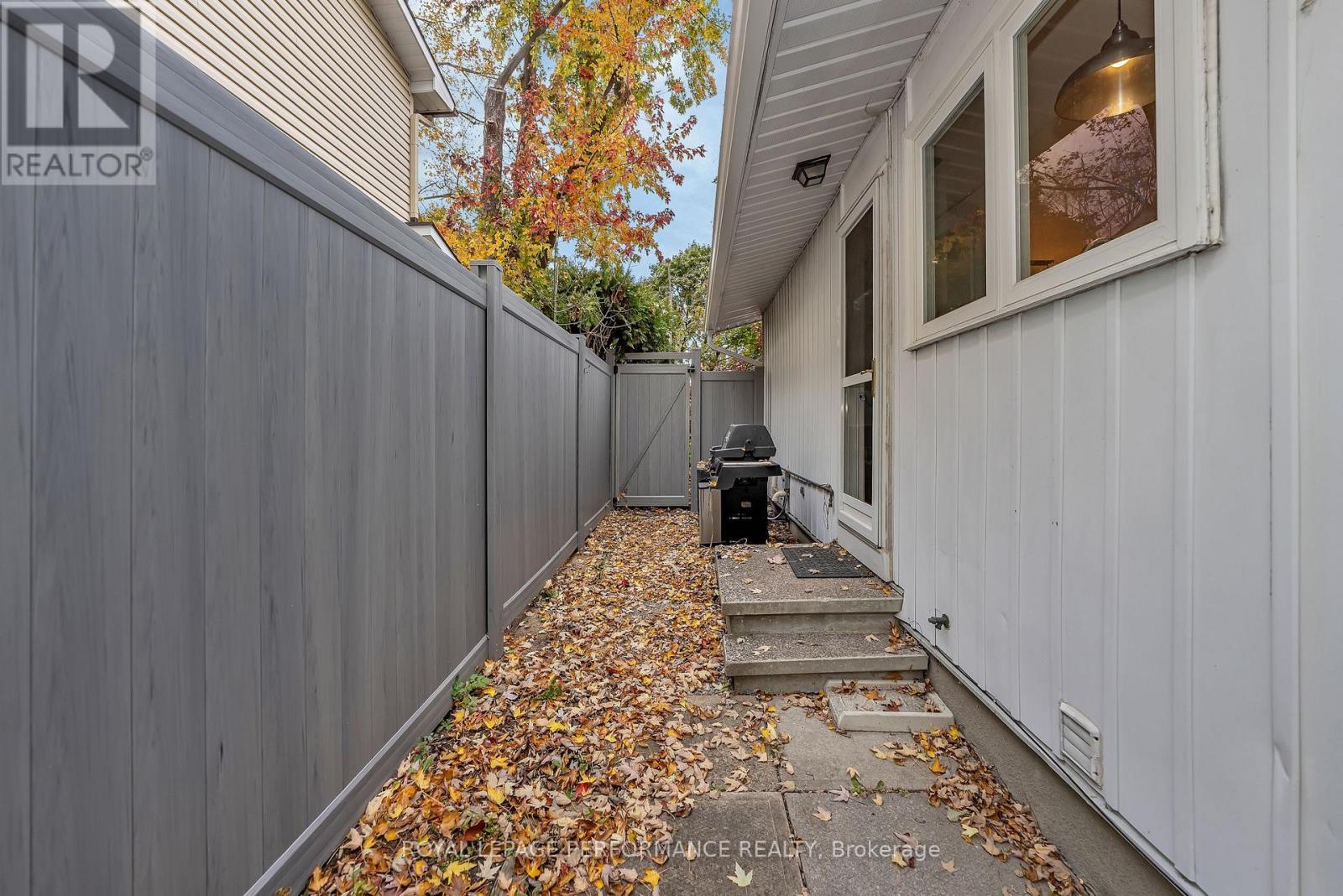 2018 Quincy Avenue, Ottawa, Ontario  K1J 6B3 - Photo 30 - X12484858