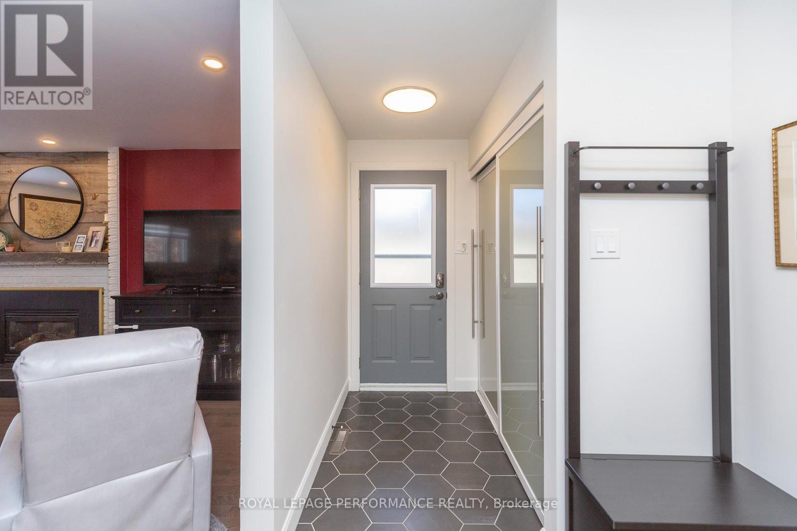 2018 Quincy Avenue, Ottawa, Ontario  K1J 6B3 - Photo 4 - X12484858