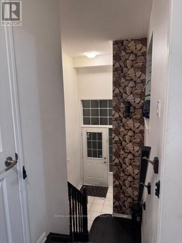 8 Vanhorne Close, Brampton, Ontario  L7A 0X7 - Photo 10 - W12484836