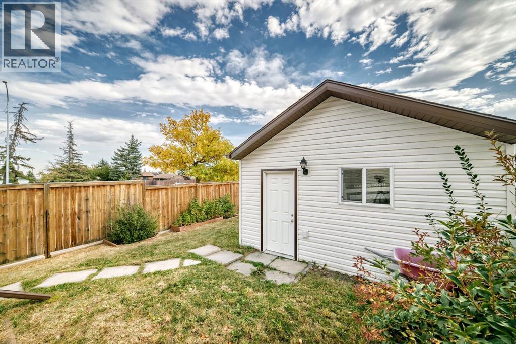 8432 Berkley Road Nw, Calgary, Alberta  T3K 1B4 - Photo 46 - A2260578