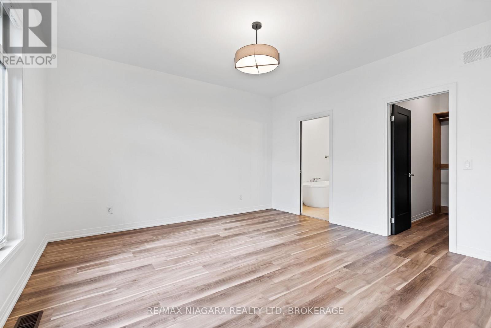 11 - 300 Richmond Street, Thorold, Ontario  L2V 0L6 - Photo 13 - X12484880