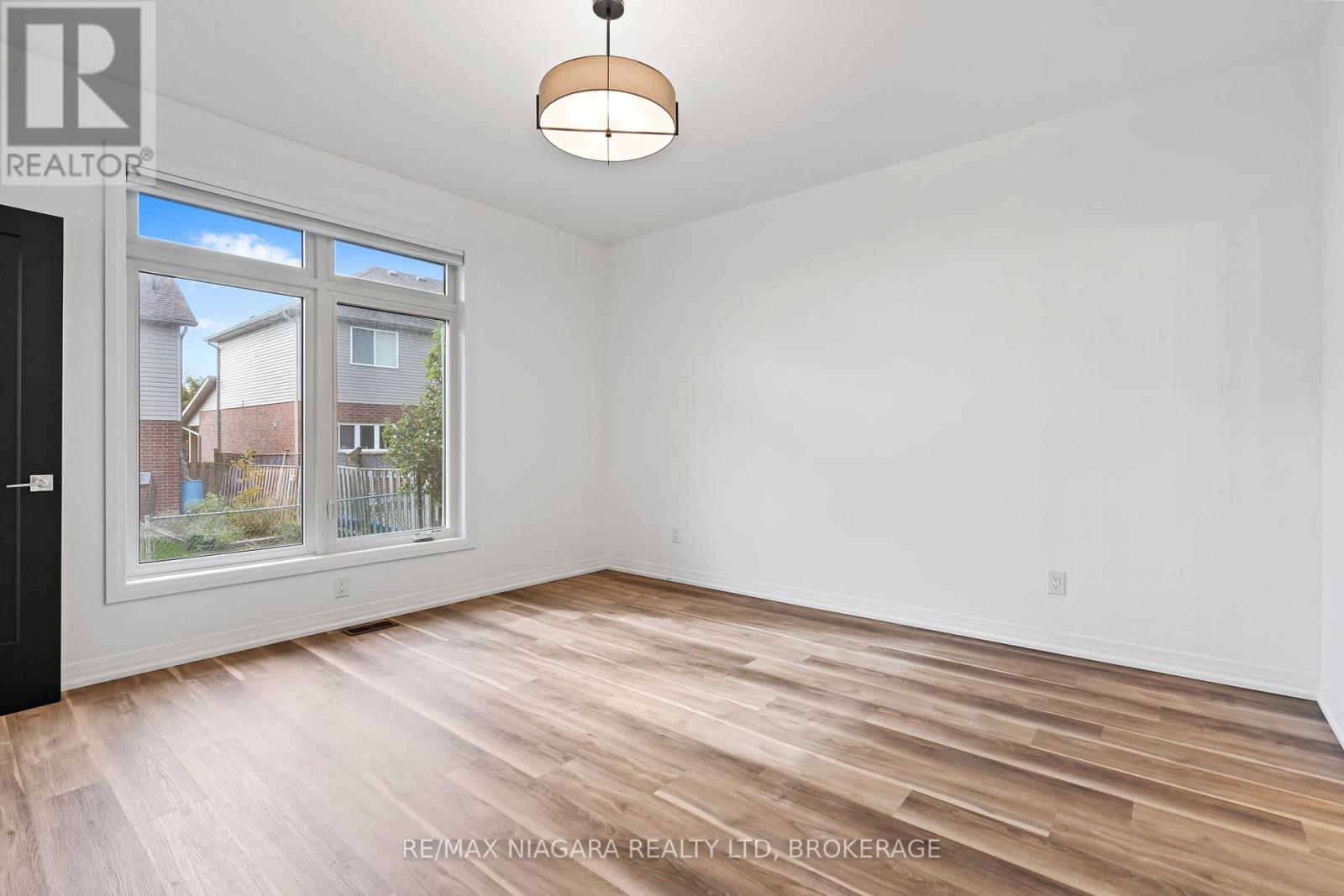 11 - 300 Richmond Street, Thorold, Ontario  L2V 0L6 - Photo 14 - X12484880