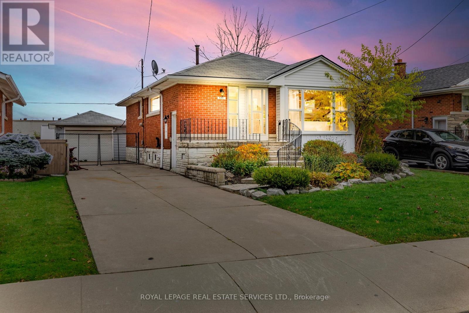 559 East 27th Street, Hamilton, Ontario  L8V 3H4 - Photo 2 - X12484844