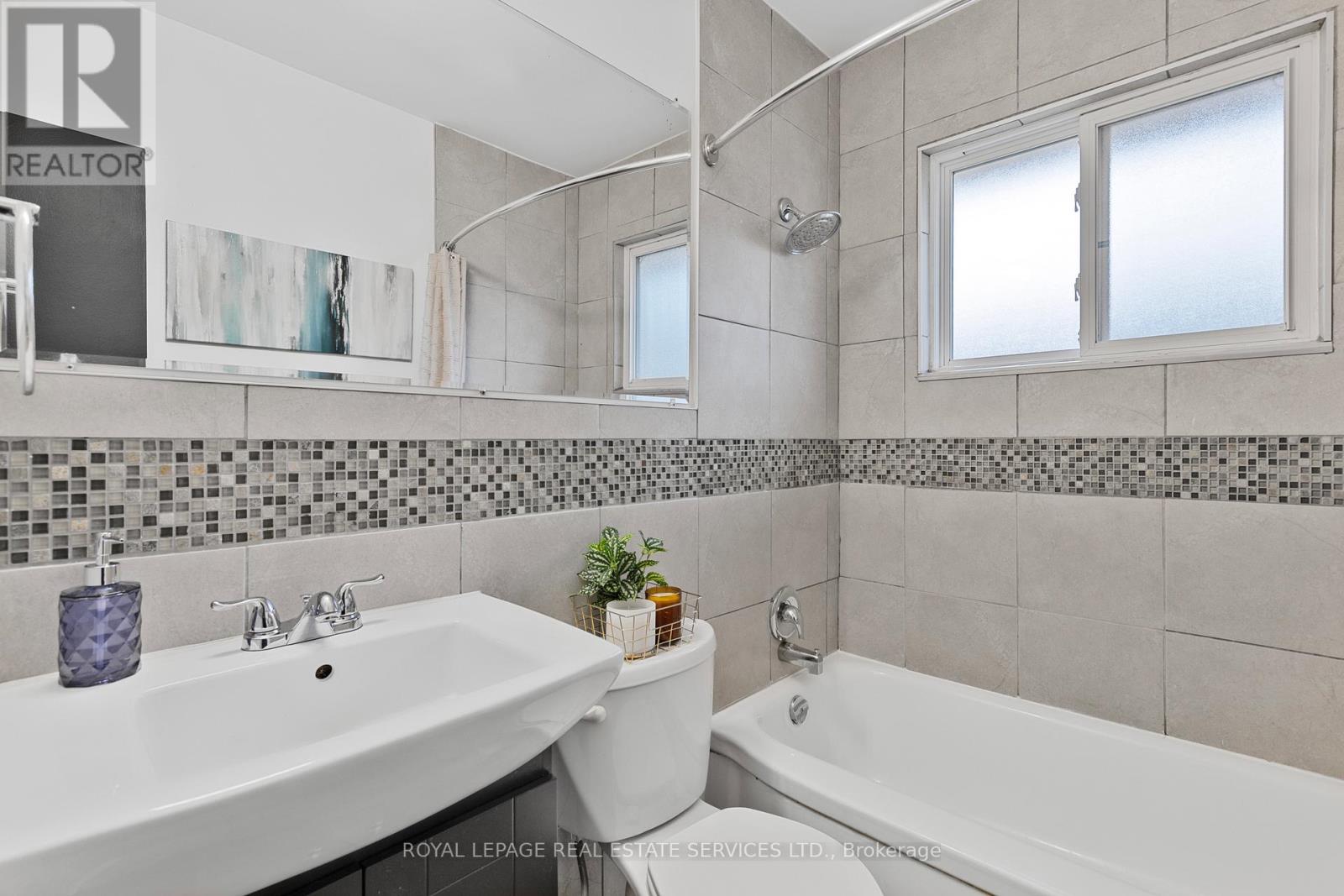 559 East 27th Street, Hamilton, Ontario  L8V 3H4 - Photo 21 - X12484844