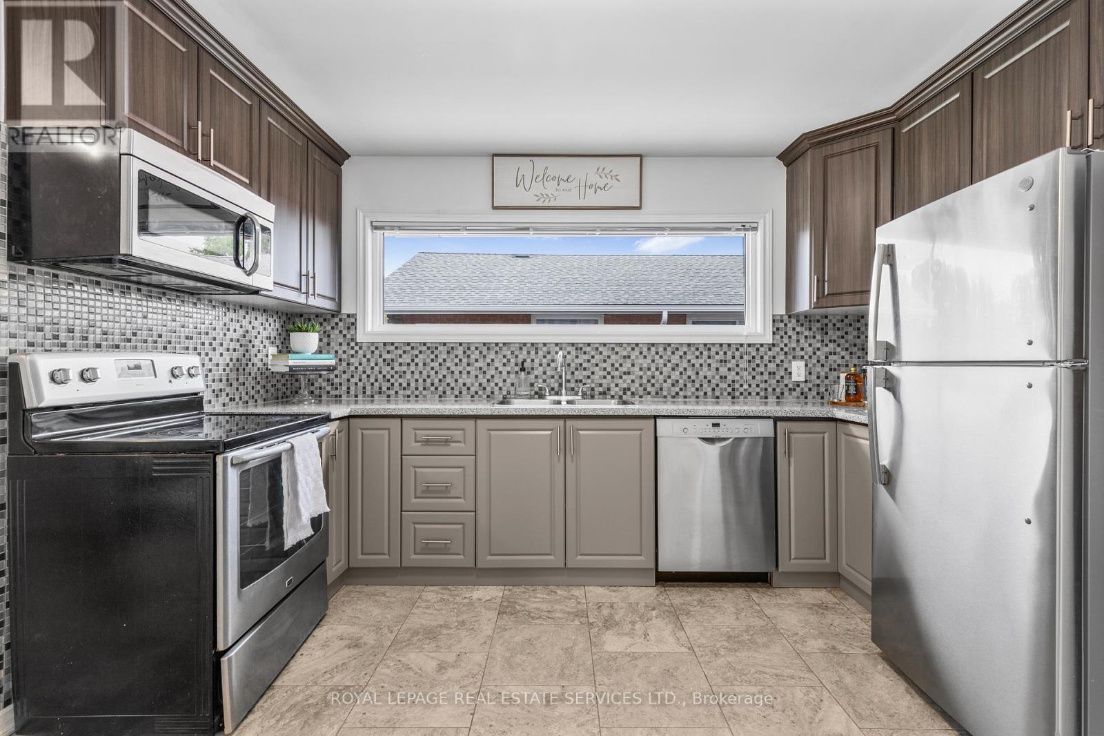 559 East 27th Street, Hamilton, Ontario  L8V 3H4 - Photo 7 - X12484844