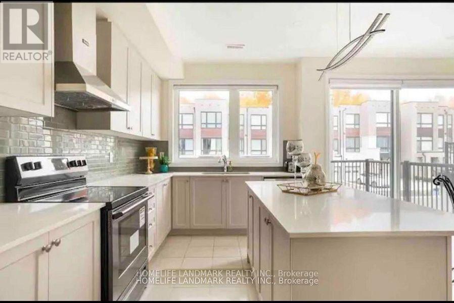 22 Lord Melborne Street, Markham, Ontario  L6C 0Z5 - Photo 3 - N12484871